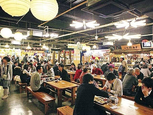 【高知観光おすすめモデルコース①】 1日目:12:30 ひろめ市場でランチ