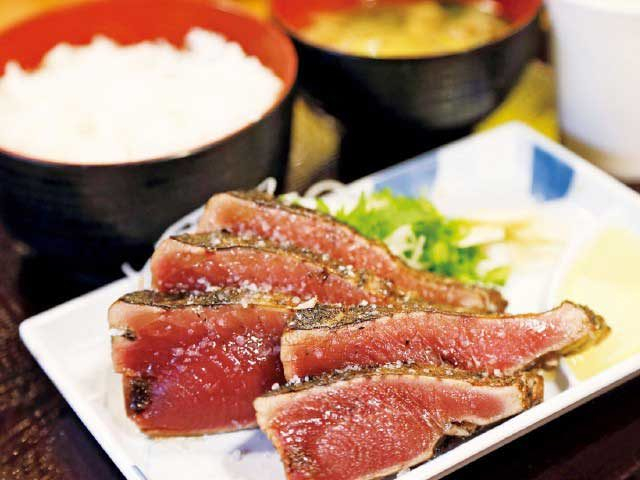 【高知観光おすすめモデルコース①】 1日目:12:30 ひろめ市場でランチ