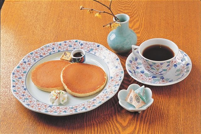 伊万里焼でカフェタイム「伊万里鍋島焼会館」