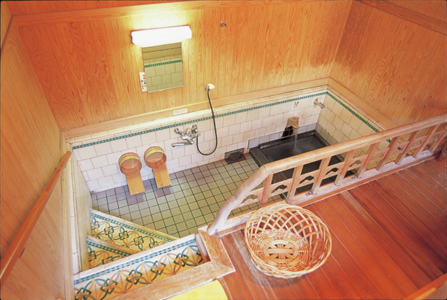 朱塗りの楼門が出迎える「武雄温泉大衆浴場」