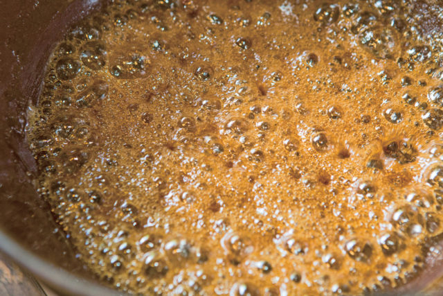 1.黒糖を溶かす