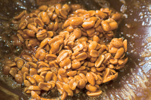 2.ピーナッツを加える