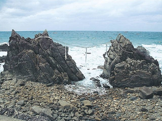 雄龍・雌龍の岩