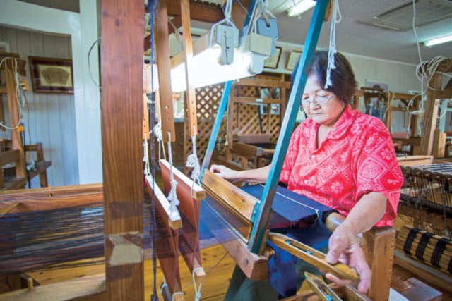 【奄美大島観光×2泊3日プラン】3日目 9:00 大島紬泥染に挑戦!