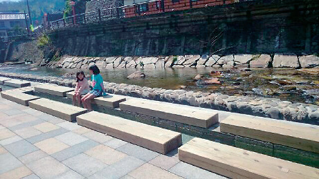 川沿いの足場でほっこり♪「足湯 ふれ愛の湯」