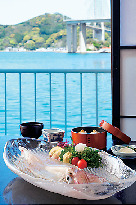 12:30 呼子で活きイカランチ