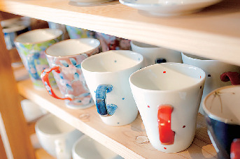 澄んだ白磁に赤絵が映える「有田焼」