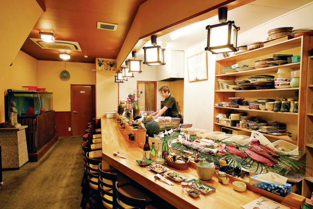 ホカホカ状態のタタキはこの店がルーツ「魚の店 つづき」