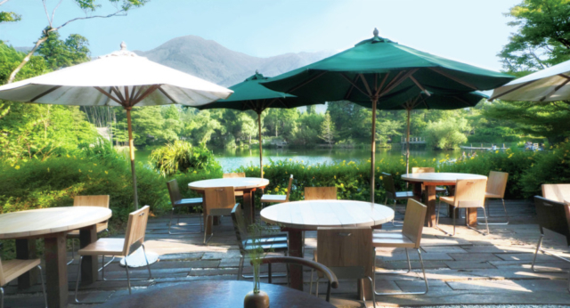 【湯布院グルメ×絶景レストラン】金鱗湖を一望する湖畔の特等席「カフェ・ラ・リューシュ」