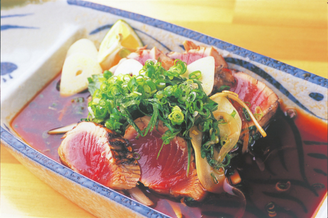 ホカホカ状態のタタキはこの店がルーツ「魚の店 つづき」