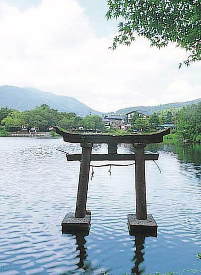 【由布院・金鱗湖周辺×観光】湖の中に鳥居が立つ「天祖神社」
