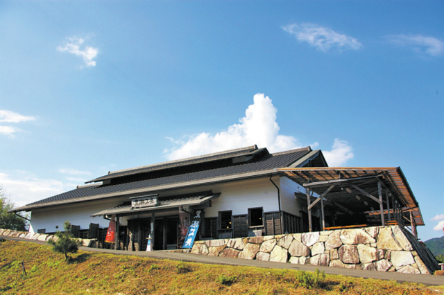 自分で焼いてその場で食べる藁焼き体験が人気「黒潮工房」