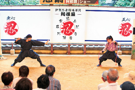 【忍者体験2】迫力満点の忍術実演ショーを楽しむ