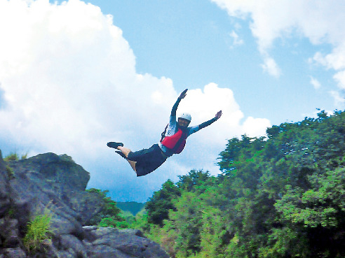 【高知観光おすすめモデルコース②】1日目:9:30 四万十川でラフティング