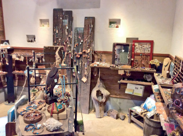 【屋久島×手作り体験】屋久杉を使った世界にひとつだけのアクセサリー「樹之香」