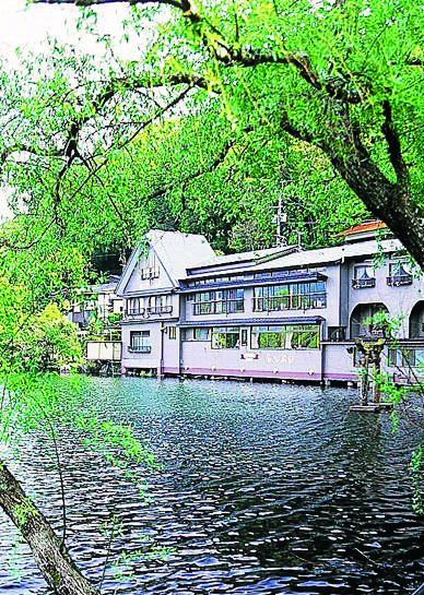 【湯布院グルメ×絶景レストラン】湖に浮かぶレストランでランチ「洋灯舎」