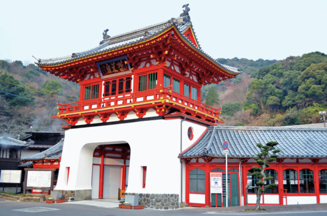 朱塗りの楼門が出迎える「武雄温泉大衆浴場」