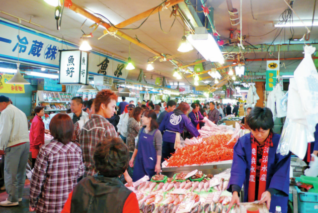 【境港×魚市場】魚市場に隣接、飲食店・みやげ物店も併設「境港水産物直売センター」