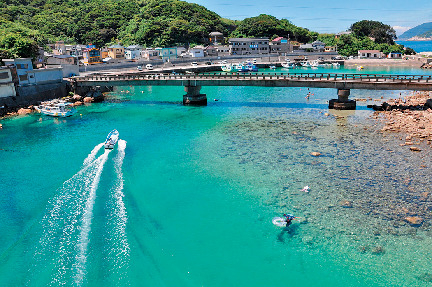 【高知・宿毛&大月×観光】船が宙に浮いて見えるほどの透明度「柏島」