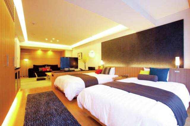 緑に囲まれた貸切露天風呂でくつろぐ「萬象閣 敷島」