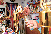 イギリスのパブさながら泡までおいしい生ビール「花の家」