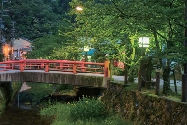 雰囲気ある夜の城崎温泉街を写真でチェック!