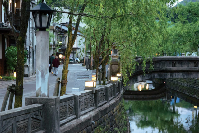 雰囲気ある夜の城崎温泉街を写真でチェック!