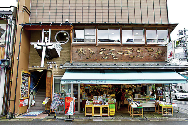 【城崎ランチ×海の幸】11種類もの新鮮な魚介がたっぷりのった看板メニュー「おけしょう鮮魚の海中苑」