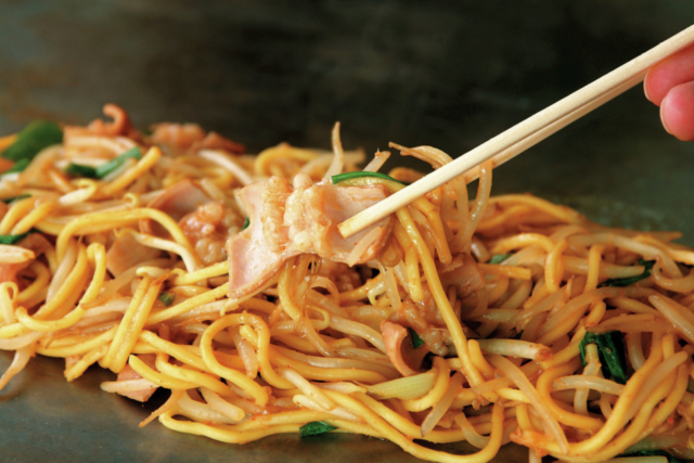 【鳥取ご当地グルメ×ホルモン焼きそば】鉄板から直接いただく醍醐味を味わう「まつやホルモン店」