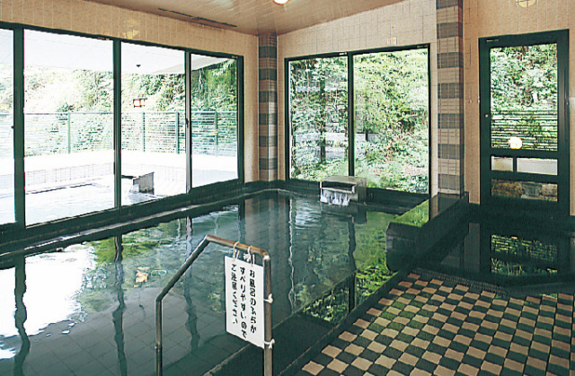 朱塗りの楼門が出迎える「武雄温泉大衆浴場」