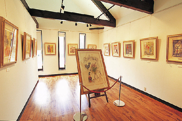 【由布院・金鱗湖周辺×観光】定期的に内容を変えたイベントを催すギャラリー&ショップ「カフェ・ラ・リューシュ ギャラリー&ショップ (旧:マルク・シャガールゆふいん金鱗湖美術館)」