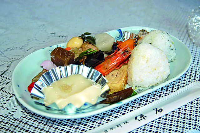 陶彩弁当でランチタイム