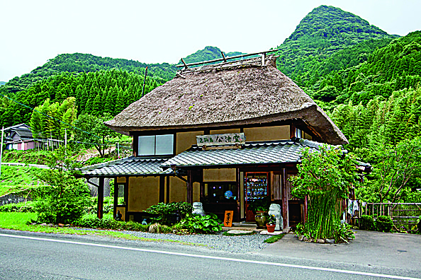 現代に蘇った色鍋島「色鍋島公法窯 大川内ギャラリー」