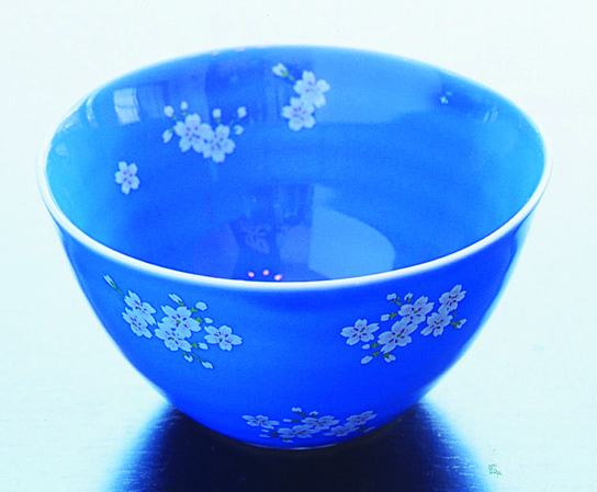 女性ならではのセンスが光る色鍋島「陶咲花」