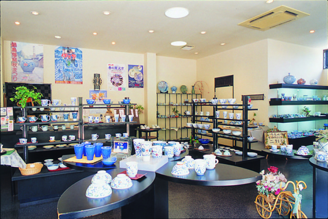 女性ならではのセンスが光る色鍋島「陶咲花」