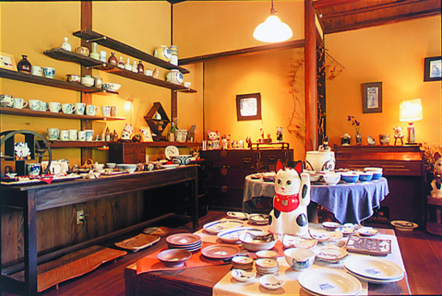 猫がモチーフの癒しの焼物「星の谷窯ギャラリー」