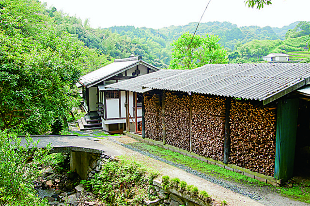 ”唐津南蛮”の手法を生み出した名窯へ「隆太窯」