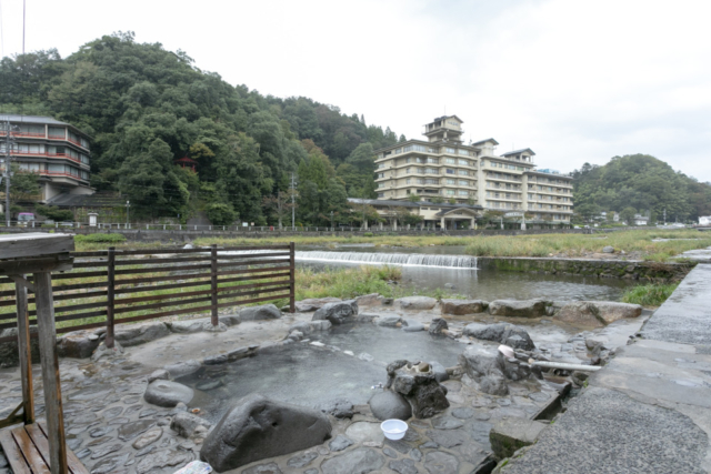 【三朝温泉の観光スポット】開放感いっぱい! 三朝名物の混浴露天風呂「河原風呂」