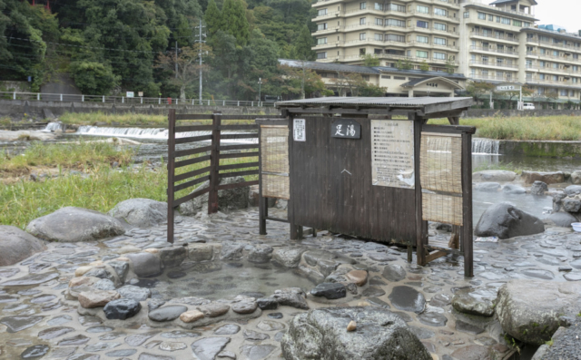 【三朝温泉の観光スポット】開放感いっぱい! 三朝名物の混浴露天風呂「河原風呂」