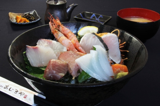 【浦富海岸遊覧船乗り場ナビ】のりば食堂「あじろや」