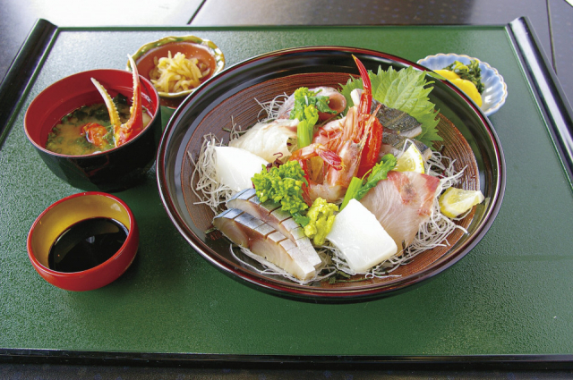 【境港×海鮮丼】旬の海産物が集まる土産物店隣接の大型店「御食事処 弓ヶ浜」