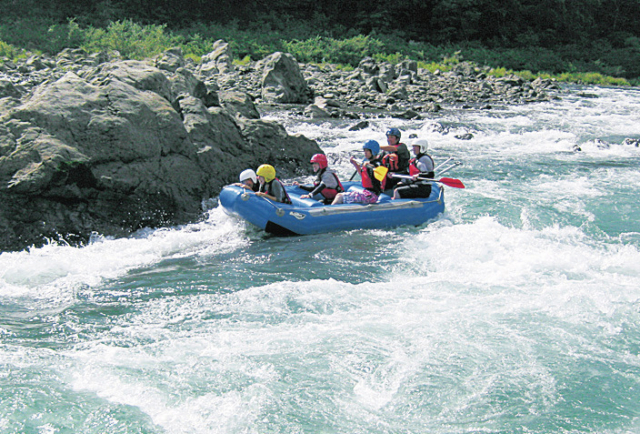 【四万十川×リバーアクティビティ】スリル満点の急流下り「ラフティング 」
