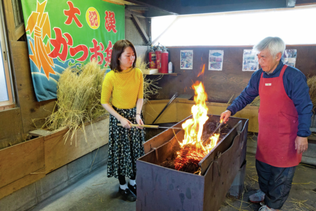カツオの藁焼き体験が楽しめる「土佐タタキ道場」