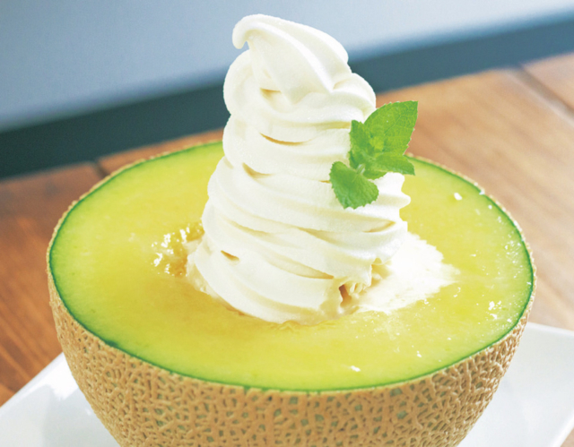 【由布院・由布見通り×観光】メロンソフトがインパクト大「dining KUMU」