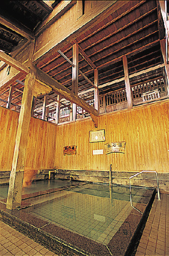 朱塗りの楼門が出迎える「武雄温泉大衆浴場」