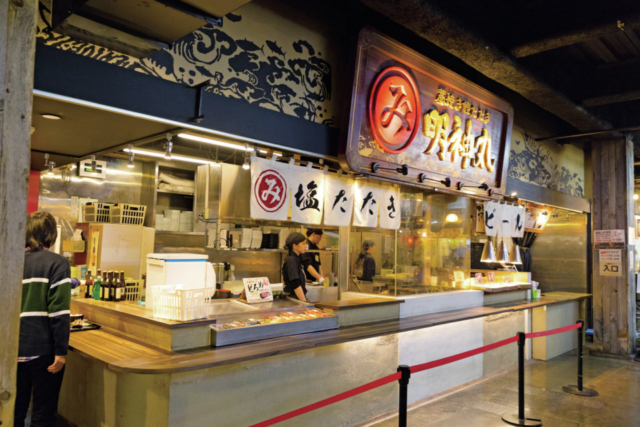 【ひろめ市場のおすすめ名物グルメ】A:藁焼きの塩タタキを焼きたてでかっくらう「藁焼き鰹たたき明神丸 ひろめ店」