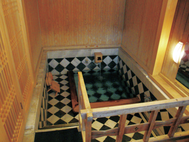 朱塗りの楼門が出迎える「武雄温泉大衆浴場」