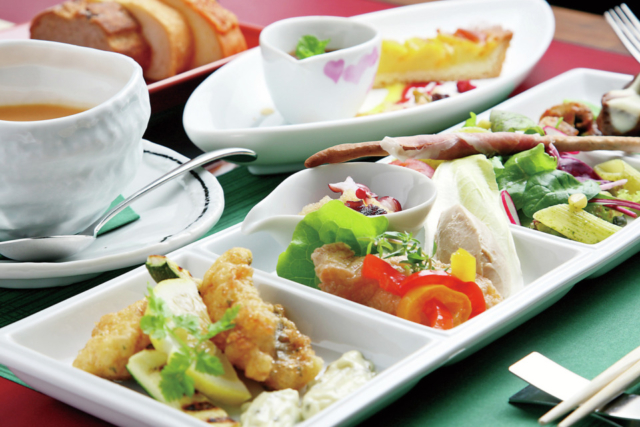 静かな海を眺めながら、地元の恵みに癒やされて「レストラン アン・ソン・ベニール」