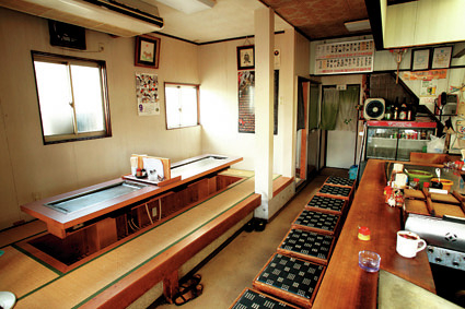 【鳥取ご当地グルメ×ホルモン焼きそば】鉄板から直接いただく醍醐味を味わう「まつやホルモン店」