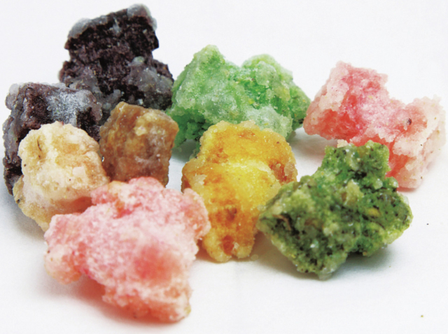 素材を生かしたカラフルなあられ「古代赤米入あられ」